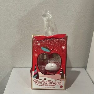 Bath and body works winter candy apple gift set